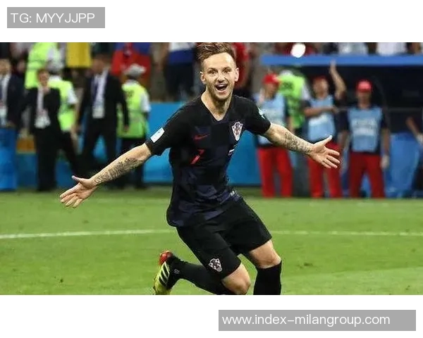 拉基蒂奇与诺伊尔阿萨莫阿合影穆勒赞叹组合实力强大