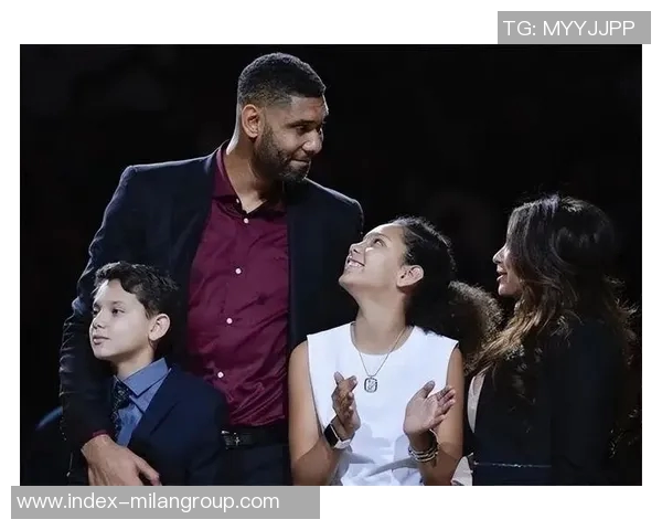 悼念托尼帕克父亲邓肯大卫罗宾逊与前妻齐聚送别